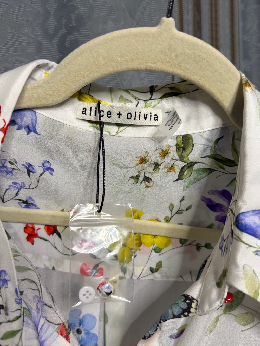 Alice + Olivia Twisting Vines Willa Placket Top - Picture 6 of 8